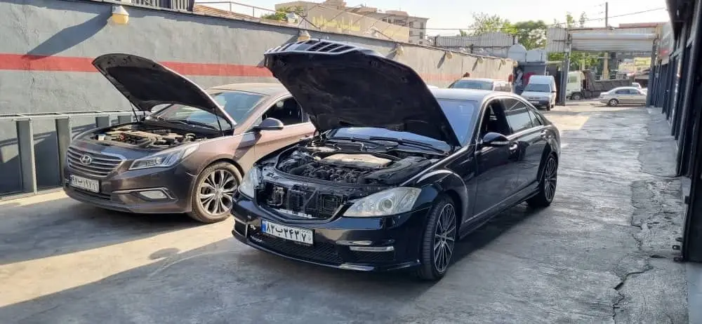 تعمیرگاه گیربکس هیوندا 2 دو خودروی هیوندا در حال تست فنی گیربکس در تعمیرگاه رنو تهران